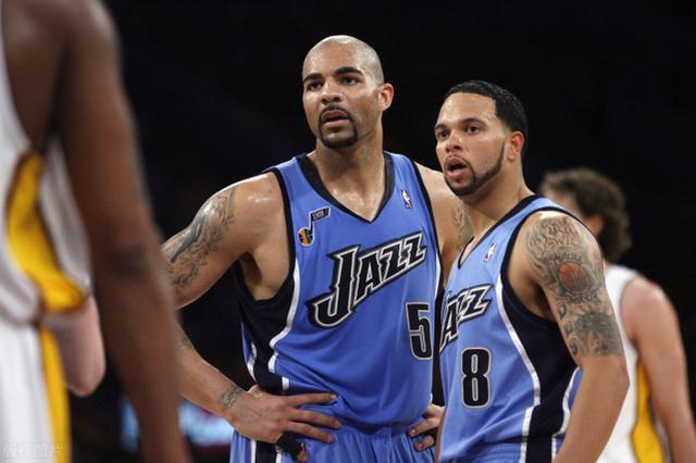 拳击选手对决激烈，谁将笑到最后