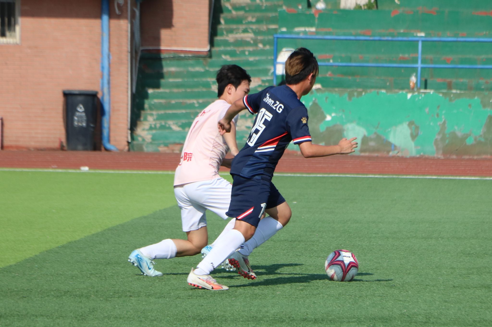 国内足球大赛场面激烈，球员斗志昂扬的简单介绍