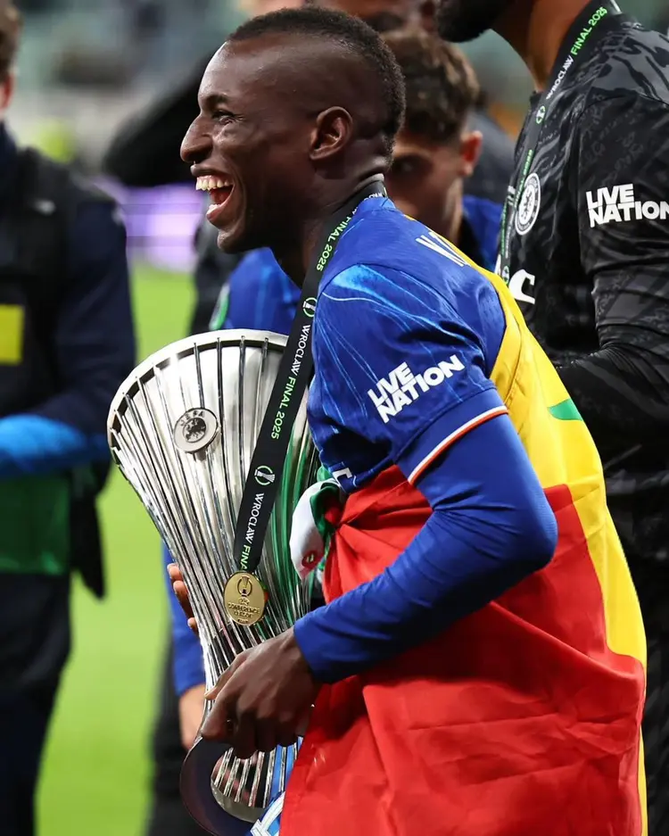 九游体育在线登录-切尔西传奇退役球星现身场边，球迷鼓舞士气