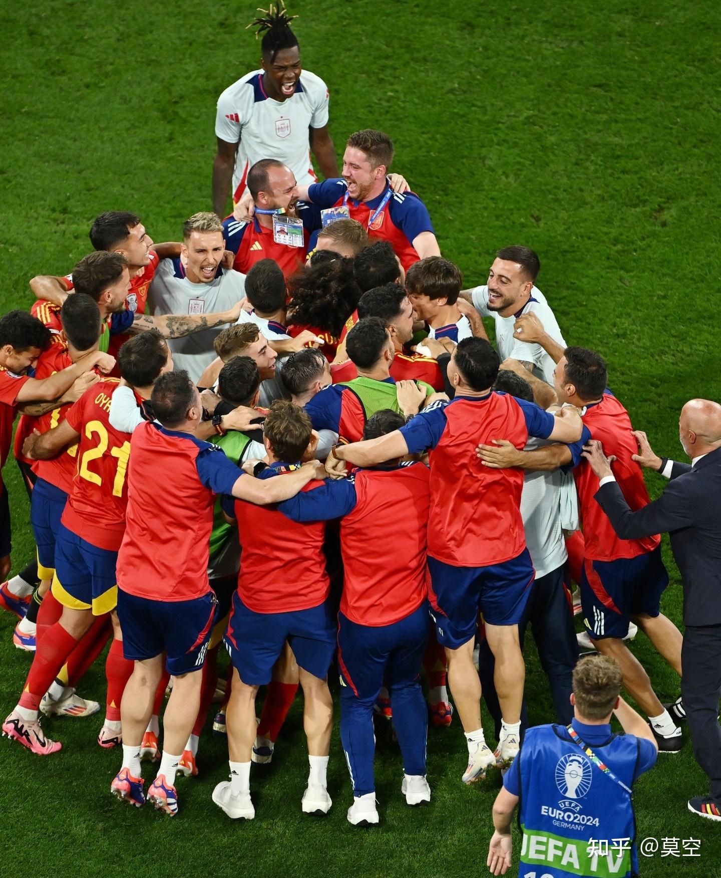 高水平的足球赛事让球迷们沉浸在激烈角逐中