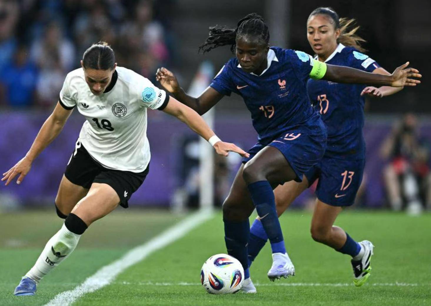 法国女足强势夺冠,成为夺冠热门 法国女足强势夺冠,成为夺冠热门