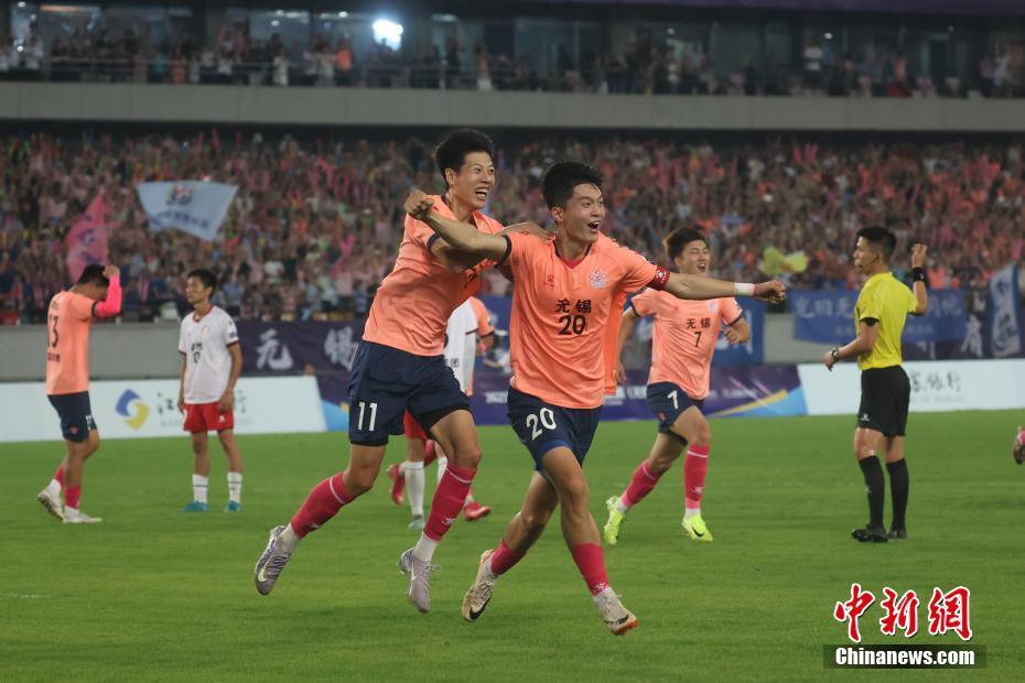 球队火爆庆祝，赢球狂欢助力球员奋勇拼搏的简单介绍