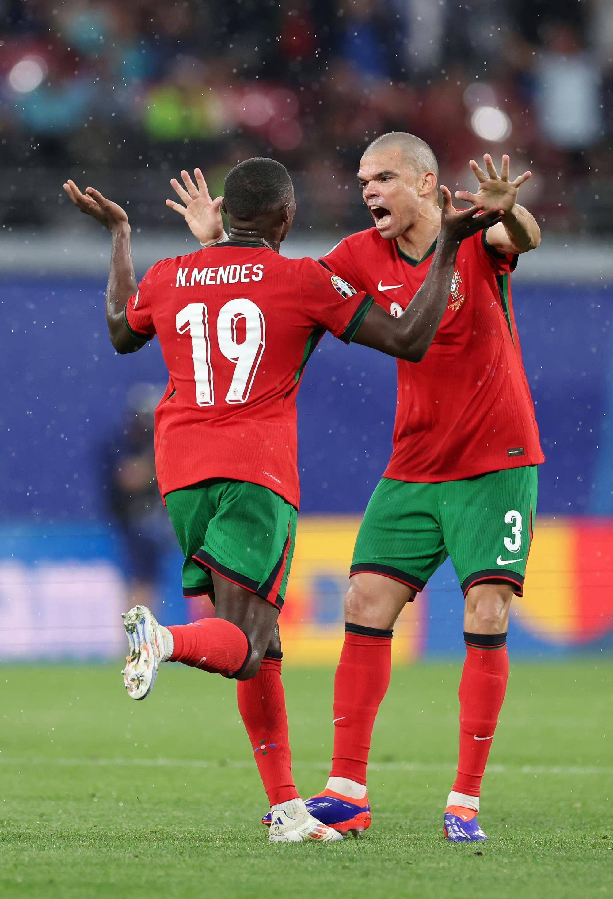 葡萄牙球队实现逆转,晋级淘汰赛 葡萄牙球队实现逆转,晋级淘汰赛