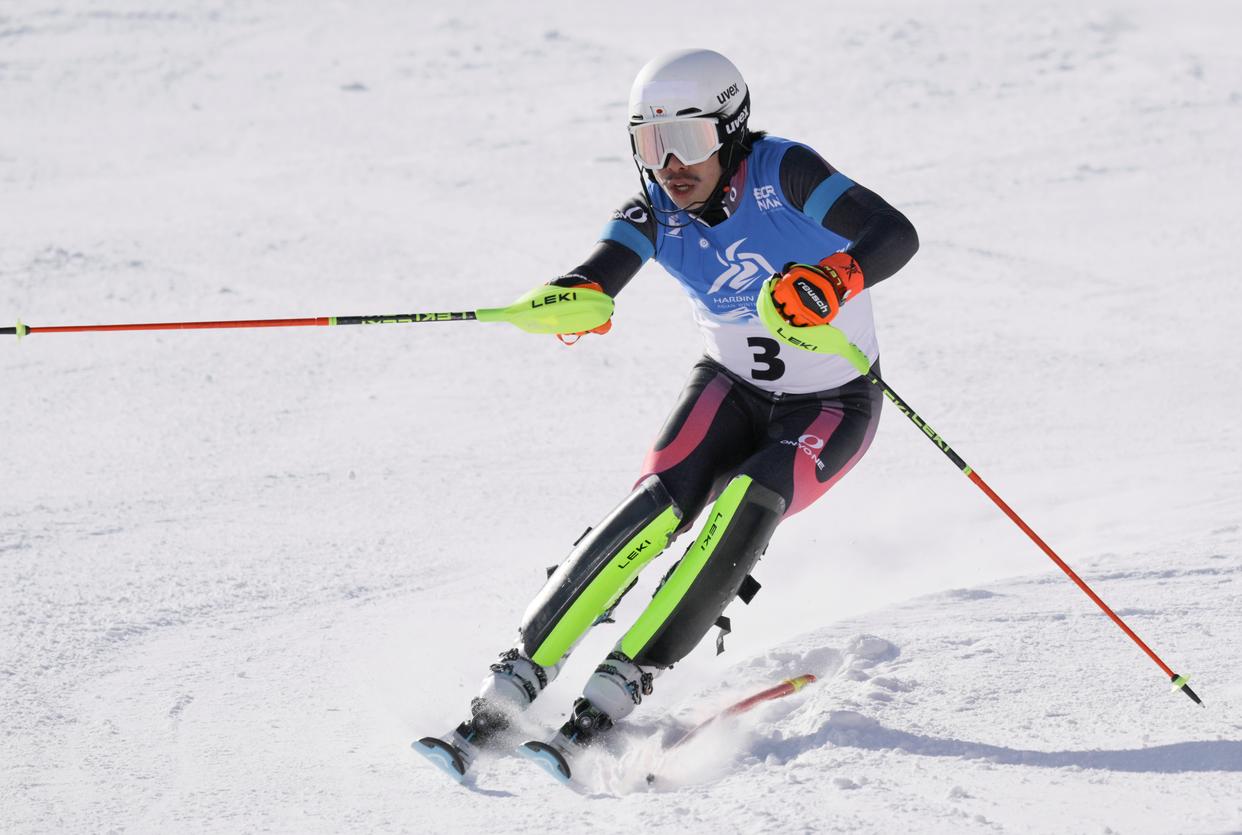 九游体育官网-日本选手登顶高山滑雪！