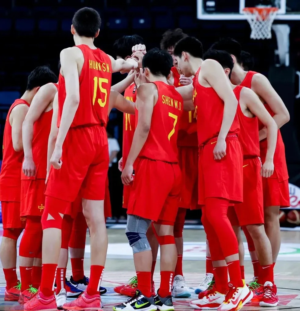 中国篮球联赛迎来全新赛季,球队备战冲刺 中国篮球联赛迎来全新赛季,球队备战冲刺