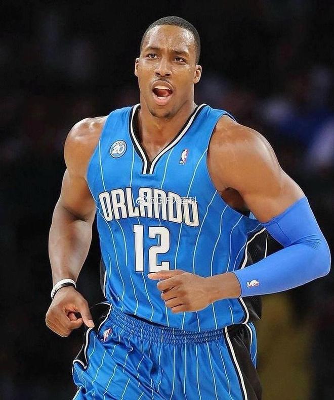 著名篮球运动员在职业联赛中展现超凡表现 著名篮球运动员在职业联赛中展现超凡表现