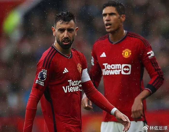 九游体育官方入口-曼联球队合影庆祝胜利，斗志昂扬